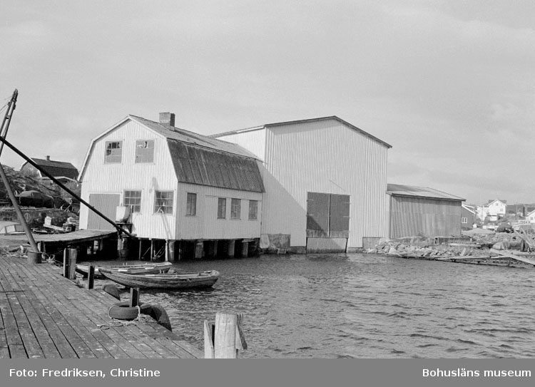 Motivbeskrivning: "Tommas Löfberg, på bilden syns längst till höger f.d mekanisk verkstad, till vänster därom båthallen."
Datum: 19801008