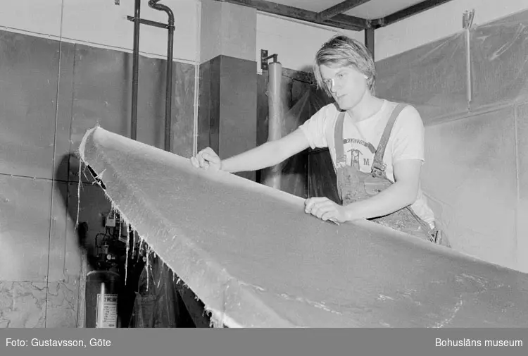 Motivbeskrivning: "Gullmarsvarvet AB, på bilden syns Arne Wejerborn, som arbetar med en båt av modellen Maxi 95."
Datum: 19801031
