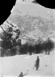 Barn på ski i bakkene ovenfor Helleland prestegård. I bakgru