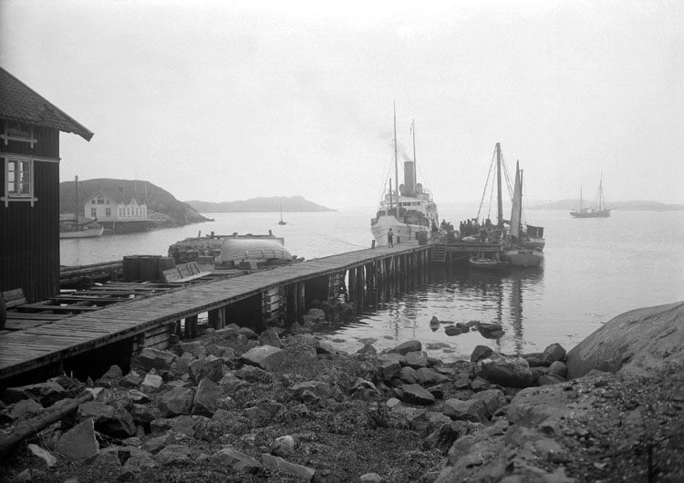 Maj 1924. Hälleviksstrand. Ångbåtsbron med skärgårdsångare.