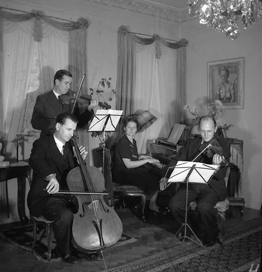 Text till bilden: "Kassör Hagnell, musikkapell hos Lidells. 1945.12.29".