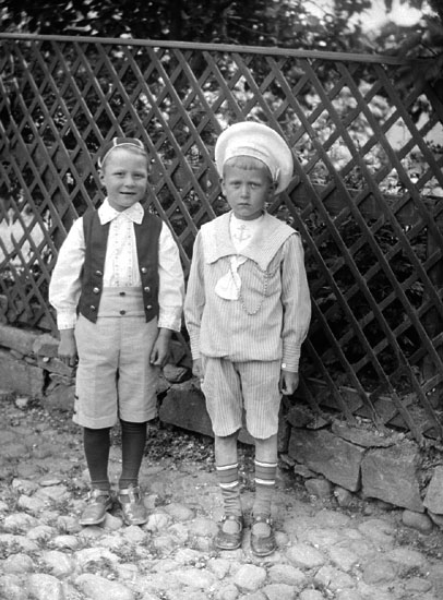 Lördagsklädda gossar fotograferade på Lilla Nygatan i Uddevalla sommaren 1915.