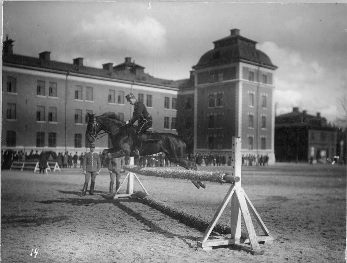 Carl Emil Otto Trägårdh, här som löjtnant vid Kronprinsens husarer, beriden på "Strix" under banhoppning på K I kaserngård under hästutställningen i april 1901.