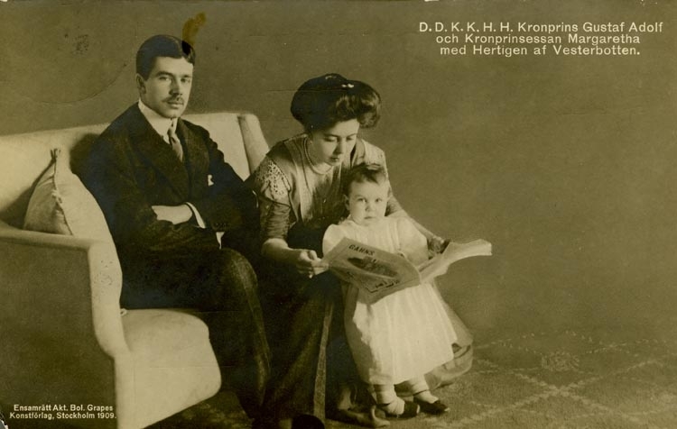 Vykort. "D. D. K. K. H. H. Kronprins Gustaf Adolf och Kronprinssesan Margaretha med Hertingen af Vesterbotten"