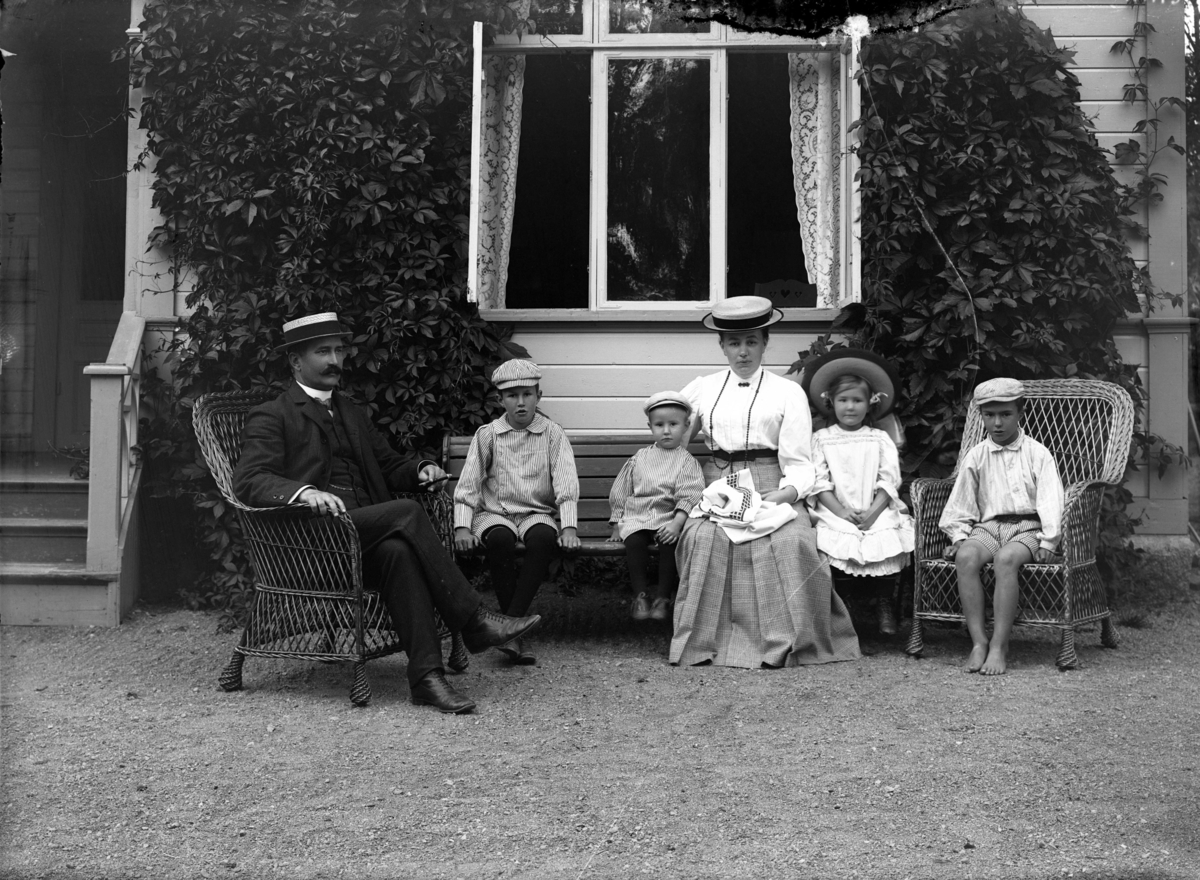 Fabrikör Alexius Andersson (1864-1939) med familj vid sommarvillan i Björkvik, Hacksta, Enköpings-Näs socken, Uppland, vy från nordöst, ca 1910.