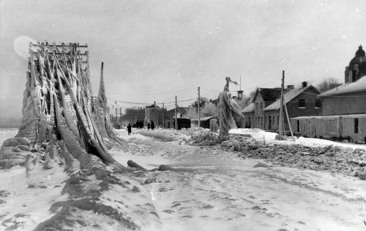 Nedisade telegrafstolpar vid Vätterns strand i Jönköping år 1929.