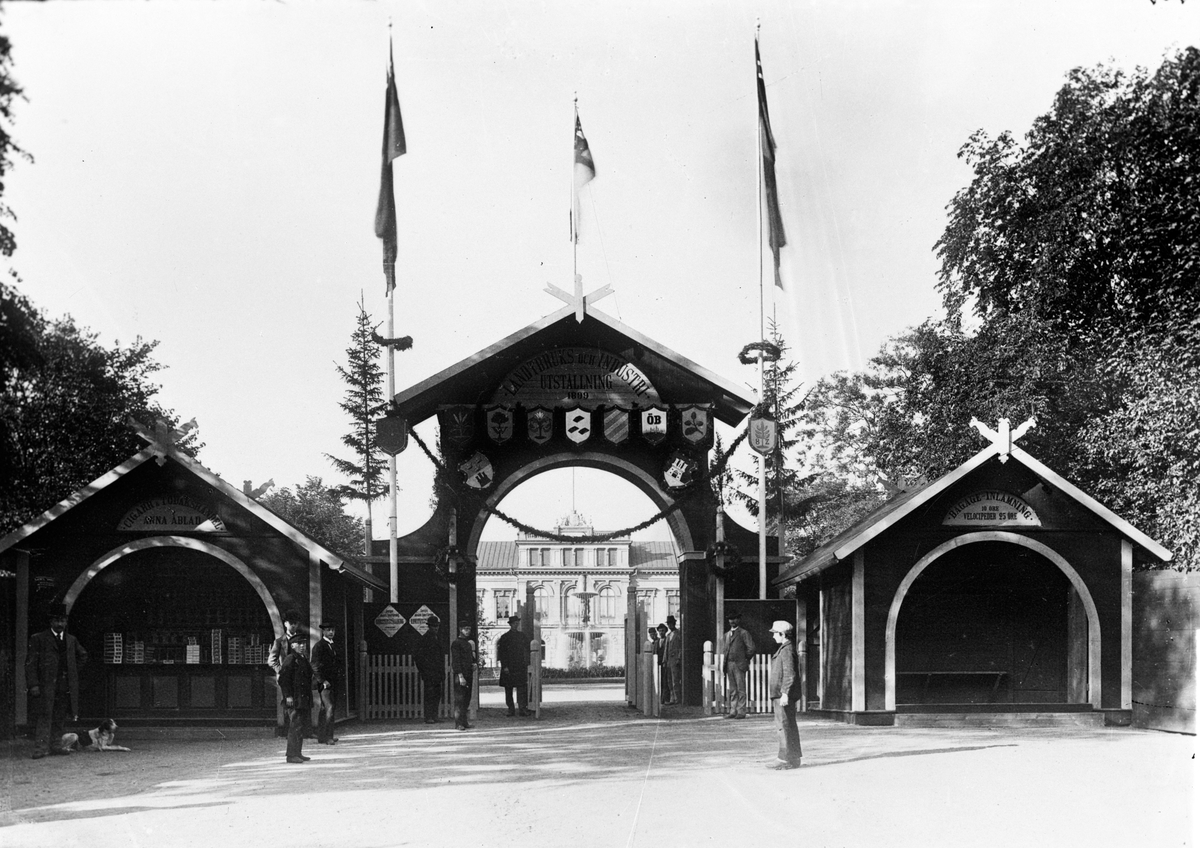 År 1899. Lantbruks- och Industriutställning i Jönköping. Bilden tagen från Västra Storgatan mot söder med Länsresidenset i fonden.