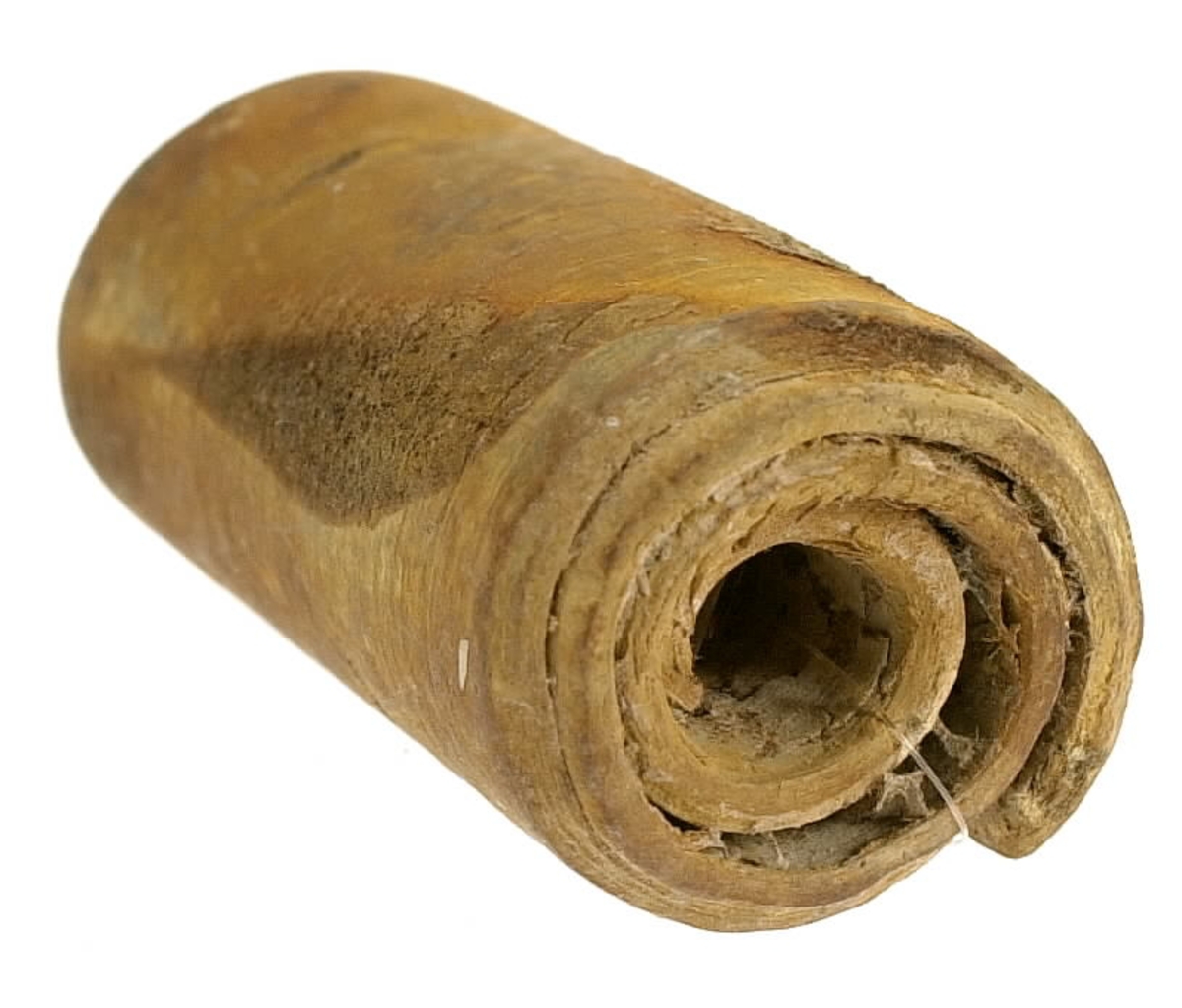 Flöte av näver. Flötet består av en bit hoprullad näver i form av en cylinder med hålrum i mitten.