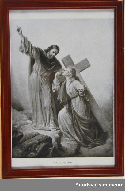 Bilden visar en kvinnlig korsbärare med en mansgestalt bredvid. Under bilden står titeln 'Korsbärare'.