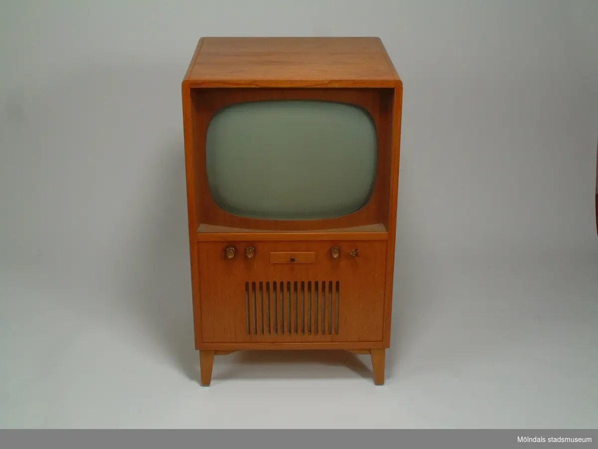 TV byggd av givarens far 1954-55.Samhör med Kompendium i televisionsteknik, MM03862, utarbetat inom Svenska Aktiebolaget Philips.