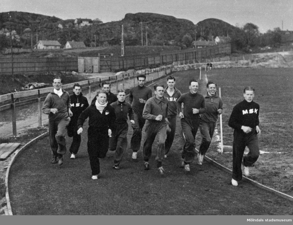 Idrottsföreningen MSK (Mölndals sportklubb) löptränar på Kvarnbyvallen i Mölndal 1935.