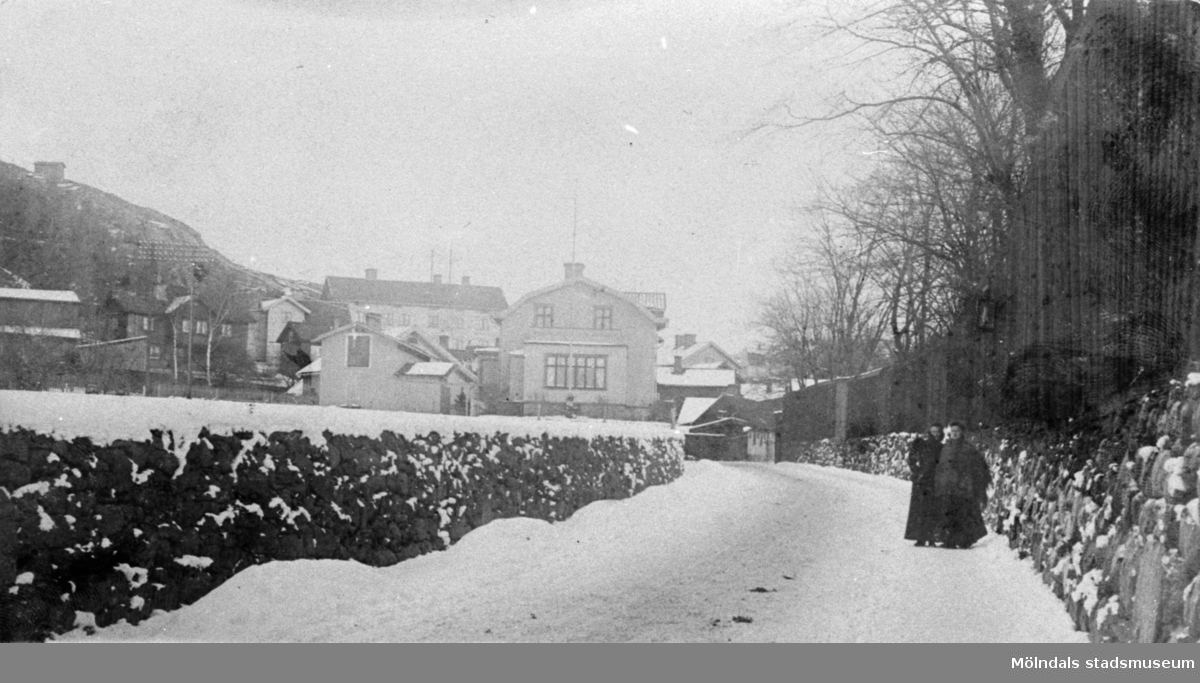 Kvarnbygatan utefter Papyrus mur mot Kvarnbyn i Mölndal ca 1920.