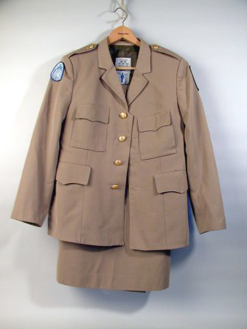 Kjol till FN-uniform (vapenrock PM 17413) beige med dragkedja
på vänster sida.

Tillverkad i Portugal.