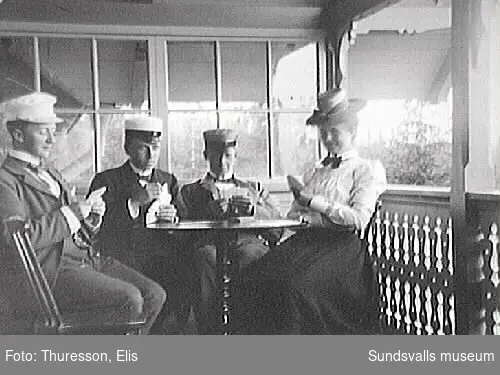 "Ett priffeparti 1900"; ett sällskap spelar kort. Tvåa fr.v. Elis Thuresson,  t.h. Elsa Andersson, gift med Axel Thuresson 1905.