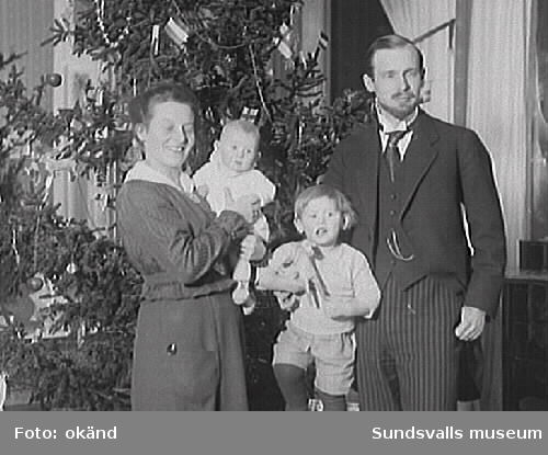 Förmodligen Lennart och Pussi Norström med barnen, Clas Fredrik Hans Thorsten f 1915 och hans syster Sigrid Alma Louise f 1917. Lennart Norströms mor Alma Cecilia Norström var född Bünsow.