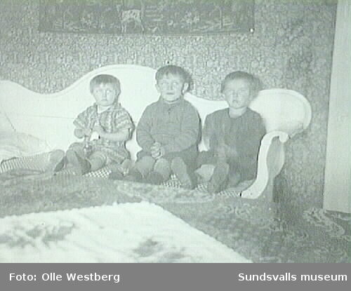 Anne-Marie Westberg (f. 1925, g. Sjösten) t.v. med två kamrater. Fotografiet är taget i familjen Westbergs bostad i "LO-villan".
