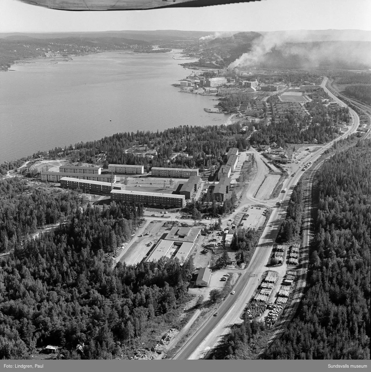 Flygfotografier över Bredsand med hyreshusbebyggelsen i kv Kemisten, längs Appelbergsvägen, Tallvägen och Strandvägen. Lamellhusområdet vid Appelbergsvägen uppfördes av AB Njurundahem under 1960-talet.