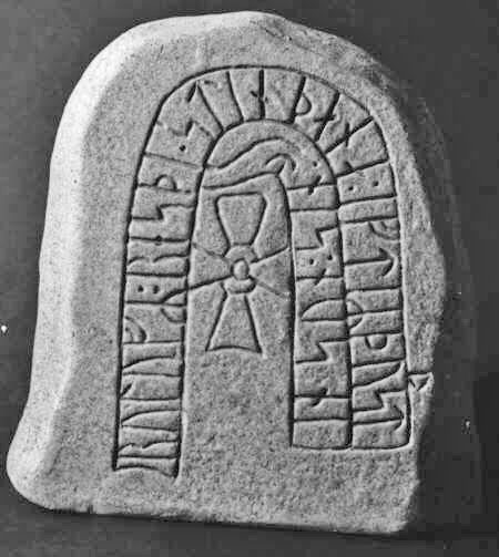 Modell av runsten från Östergötland, Älvestads socken, Örevad, 1000-talet. Innskriften lyder: rulufR : resþi : stin : þana : eftiR : þu(r)stin : sun : sin : Hrólfr reisti stein þenna eptir Þorstein, son sinn.