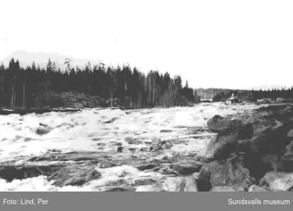 Alby 1898. Ljungan med Albyforsen.  Älven och forsen reglerades 1898 genom en väldig kanal byggd i sten, med ett tilhörande kraftverk. Samtidigt byggdes en karbidfabrik, samt byggnader i anslutning till dessa projekt.