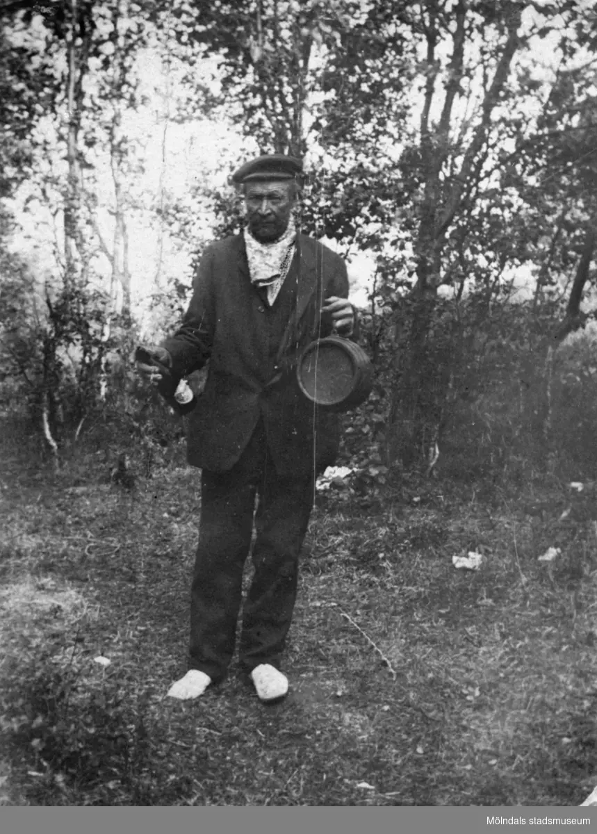 "Tommis", Karl-Johan Samuelsson står vid en träddunge. Mölndal, okänt årtal.