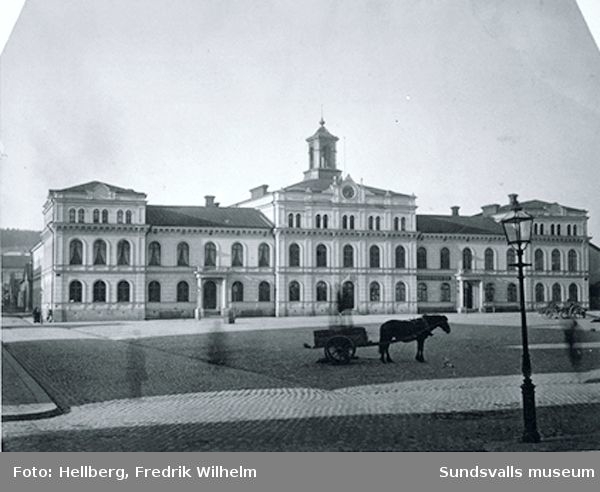Stadshuset, vid stora torget, invigt den 28 jauari 1868. Arkitekt: Birger Oppman.