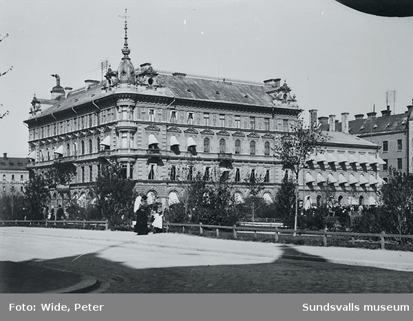 Esplanaden i förgrunden med Kihlmans och Wesséns hus efter Storgatan med många markiser. 6 maj 1900.