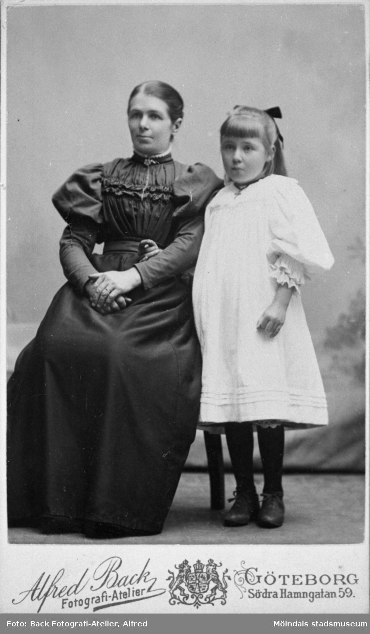"Fina" (Josefina) Eriksson och Valdeborg Johansson, 1900-tal. Josefina var moster till Valdeborg Johansson. Ur Valdeborg Johanssons fotoalbum.