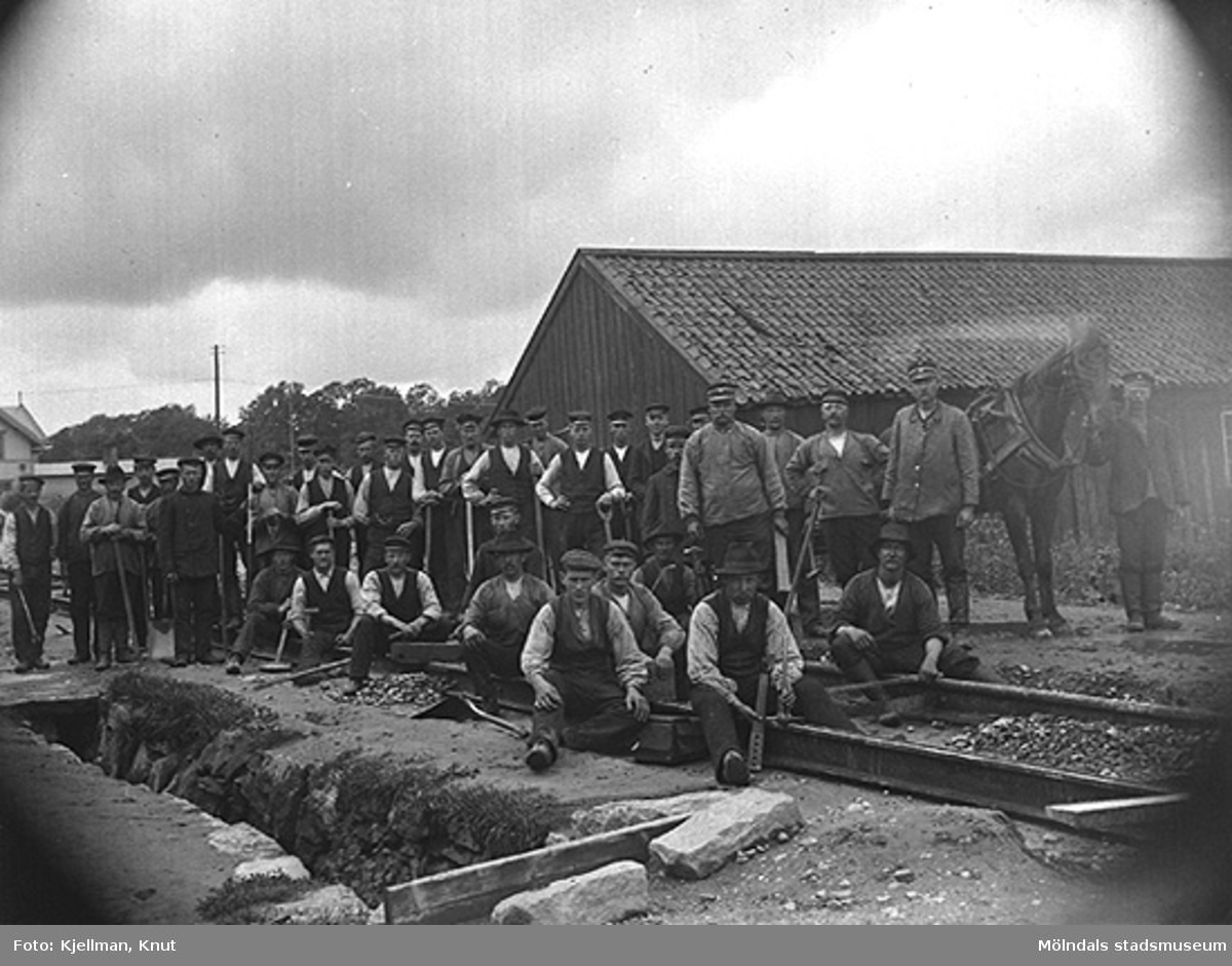 Spårvägsarbetare uppställda för fotografering, resp. uppställda på öppen plats 
i närheten av Mölndalsbro, år 1907.