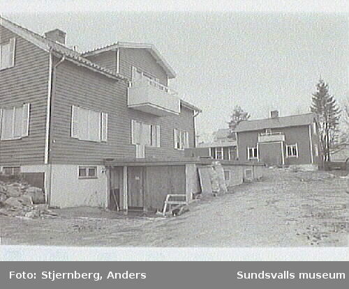 Bostadshus, Stengränd 4. Huvudbyggnaden är planerad att rivas, gårdshuset ska bevaras.