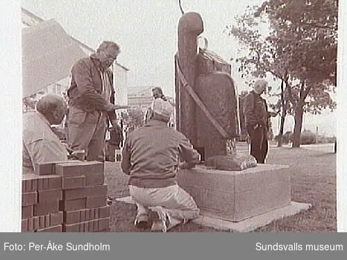 Dokumentation:Placering av Sigurdur Gudmudssons skulptur Atthagarót, Norrmalm.Helena Person,Lennart Nyberg, Ivar Vesterlund, Björn Bergman, Göte Hansson.