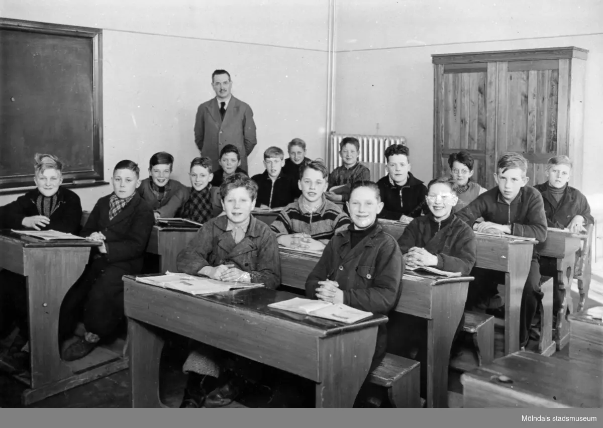 Krokslättsskolan ca 1934-1935. Typiskt äldre skolklassfoto. Magister Oskar Wallin står i bakgrunden och eleverna sitter i dubbelbänkar. Givaren Knut Andersson sitter på tredje rad, första från höger (ena benet skymtar utanför bänken).