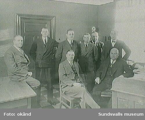 Elverkschefens tjänsterum; Stenlund, HenrikssonWåhlander, Svensson, Jönsson, Fagerlund, Petersson och ingenjör Sätterström.