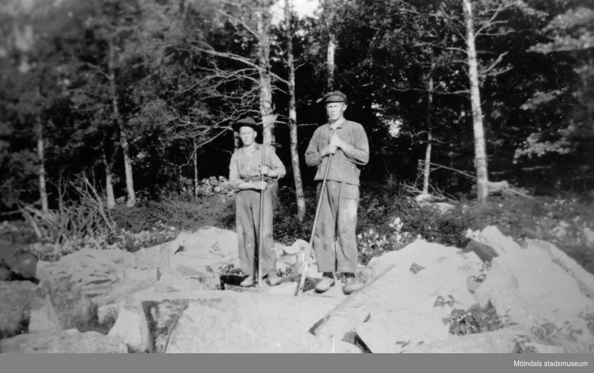 Arvid och Ferdinand bryter sten, troligtvis utanför Bäck i Gårda för ny väg, 1930. 
Ferdinand är gift med Elsa i Strekered.