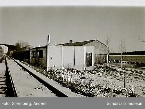 Bild 11 Magasin tidigare virkeslager ca 1940.Bild 16 Vy fr SO nyuppfört kontor till höger,transformatorhuset i fonden.