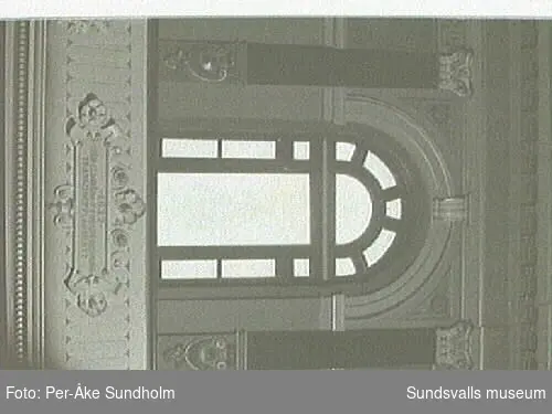 Bild 02- 14 Armatur, gjuten i form av en page.Bild 15- 27 Fönster med etsat glas.