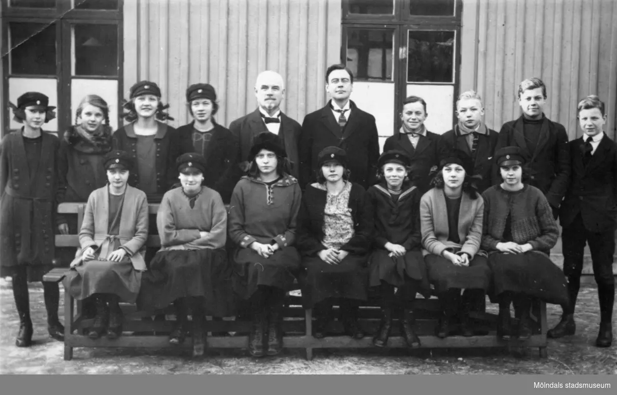 Givarens syster Signe Andreasson (född 1908) sitter i nedre raden till höger.
 Den vithårige mannnen är rektor Ludvig Hallgren. Götiska förbundets skola, 1920-tal.