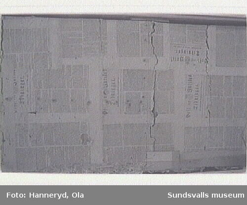 Kulturmiljöinventering. Bild 22: Post- och inrikestidningar daterad 1826 tapetserad på vägg.