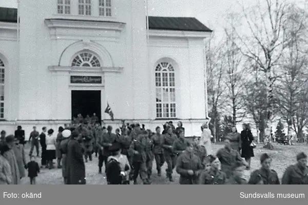 Utanför Njurunda kyrka i samband med gudstjänst inför hemfärden i maj 1945.
