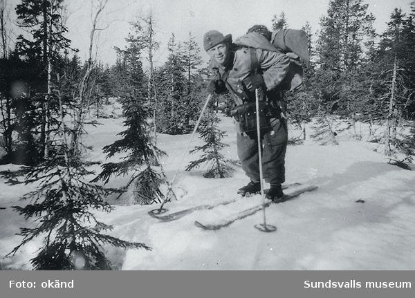 "Baggböle skyttefelt om vinteren 1945.Pakningen er ofte större enn karene." (Bildtext i fotoalbum. Ägare Emil Tessem, Steinkjer.)