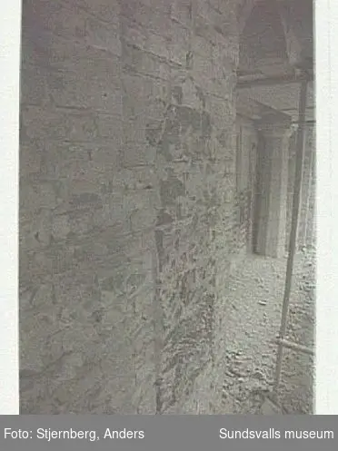 Bild 22-24 Huvudfasd utan puts ovan entré-portalen.Bild 27-28 Huvudfasad utan puts ovan entrén.