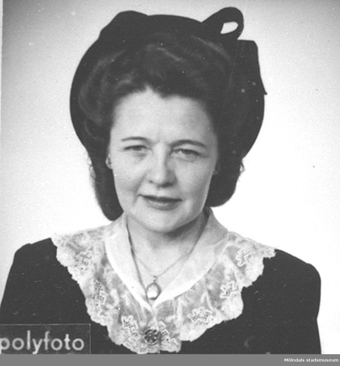 Ett av 39 st porträttbilder av Karin Hasselberg (1903 - 1996) i hatt och spetskrage, tagna på 1940-talet.