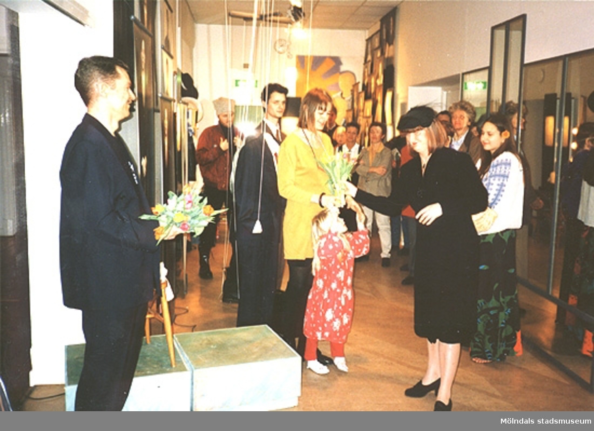 Invigning 1995-02-05 av Mölndals Museums nya utställning "Krinoliner och kortkort". I bild syns kulturchef Kenneth Strandborg, designer Monica Johansson (senare gift Wretling) och museichef Mari-Louise Olsson.