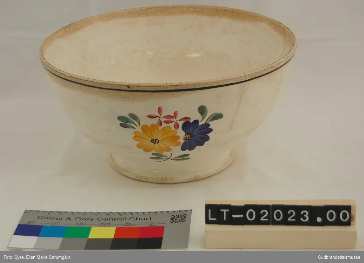 Keramikkbolle med malt blomsterdekor.