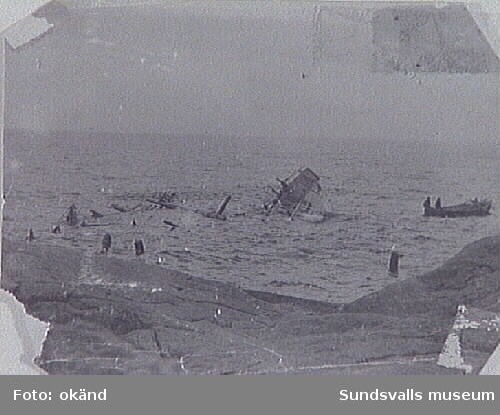 Förlist fartyg utanför Brämön, troligen "Storstad", 1898-1899. T.h. en fiskebåt.