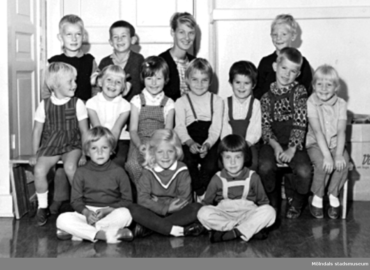 Grupporträtt på lärarinnan och alla barnen vid Holtermanska daghemmet 1953.