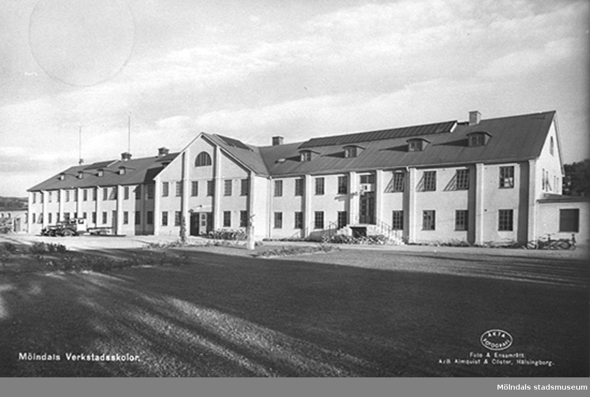 Vykort postat 23/11 1942. Byggnaden var från början tegelbruk och blev senare yrkesskola med verkstadsinriktning. Revs på 1980-talet.
Samma bild som: 2006_0211.