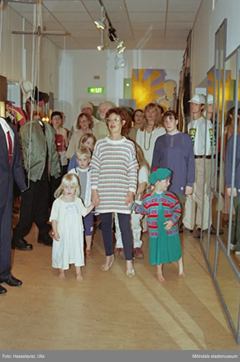 Familjesöndag på Mölndals museum under utställningen "Krinoliner och kortkort".
Gunnel Wallin och barn ses i förgrunden. Bakom dem står de samlade mannekängerna som hade modevisning av ekologiska kläder. Ett samarbete med studieförbundet Vuxenskolan.