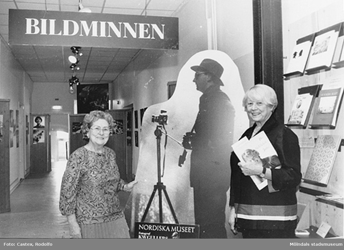 Invigning 1993-12-12 av utställningarna "KW Gullers Bildminnen" samt "Ett familjealbum från Mölndal". Fr v: Astrid Garthman och Ingvor Gullers (hållandes ett foto av maken KW Gullers under armen).