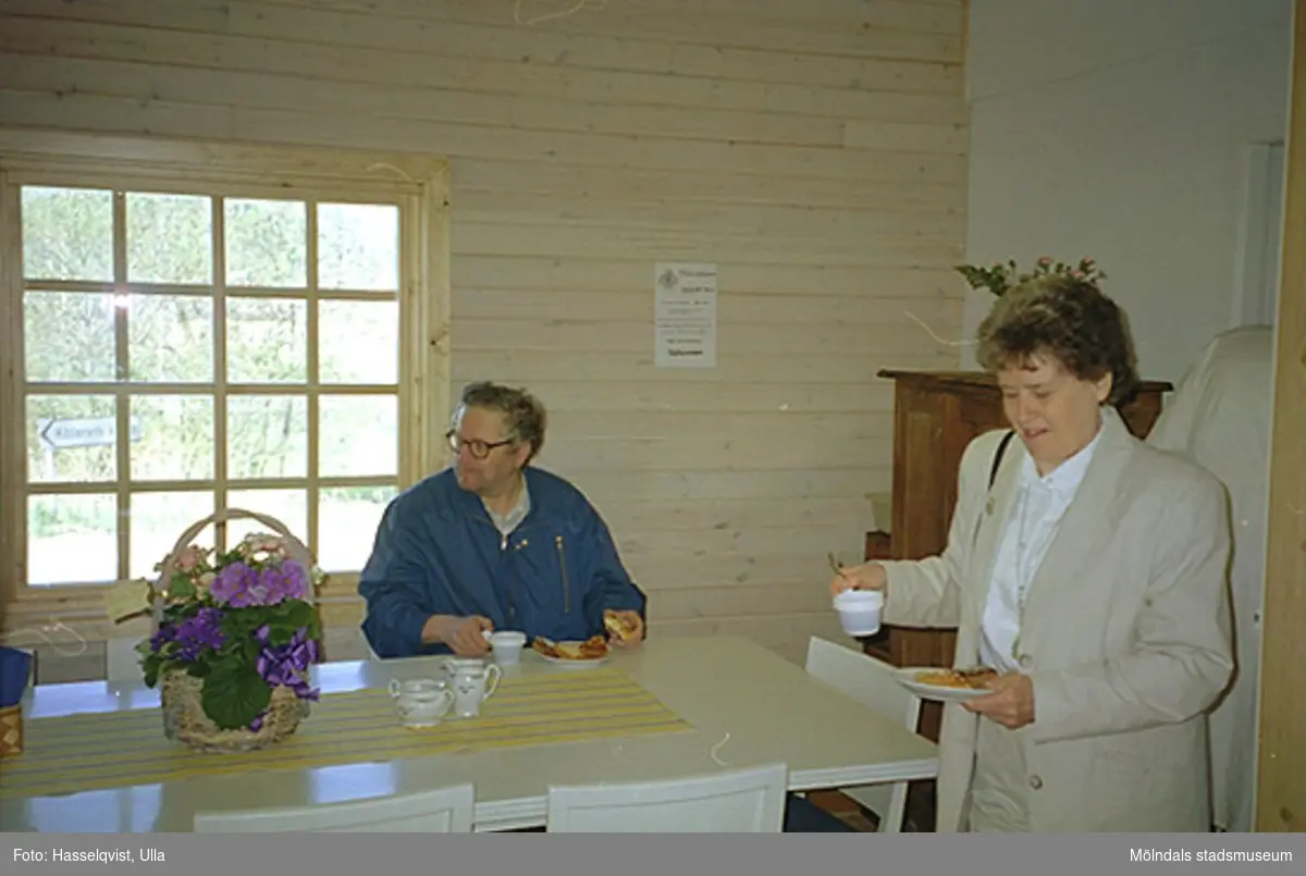 Från invigningsdagen av hantverksgården Ekebacken i Kållered, 1995-06-05. Till höger står Maj Keidser, ordförande i Kultur- och fritidsnämnden.