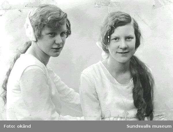 Vera och Maiken Håkansson  på konfirmationsdagen 1927-05-27. Konfirmationen ägde rum i Gustav Adolfs-kyrkan, och konfirmationsprästen hette Gustaf Nording.